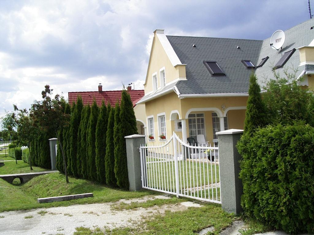 Pacsirta Apartman 伦蒂 外观 照片